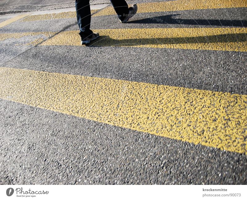 traverser la route Zebrastreifen Fußgänger Schuhe gelb Asphalt Verkehr Stadt gehen Überqueren betoniert Teer Streifen Straßennamenschild Schatten