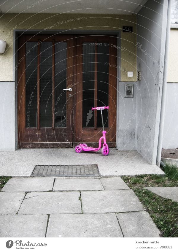Pretty in Pink rosa Scherbe Eingang Bodenplatten Wiese Trauer Farbfleck Haus Dreirad trist Wohnsiedlung Hausnummer Fahrzeug grau Vorstadt Einsamkeit