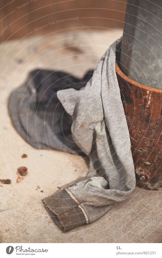 pullover Pullover Poller Metall alt dreckig Stoff Müll Farbfoto Außenaufnahme Menschenleer Tag Schwache Tiefenschärfe
