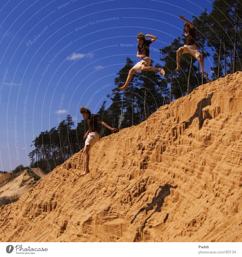 Stunt im Sand Strand Klippe springen Sommer anschaulich Sandgrube Weitsprung Höhenmeter Ferne groß Aktion Freizeit & Hobby Erholung Freundschaft verrückt gewagt