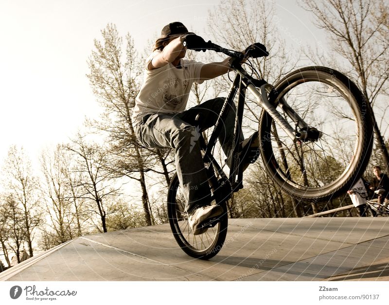 bike_manual III springen fahren Fahrrad Mountainbike Aktion Sport Stil Jugendliche Physik Sommer Baum Sportpark Park Vergnügungspark Einradfahren Zufriedenheit