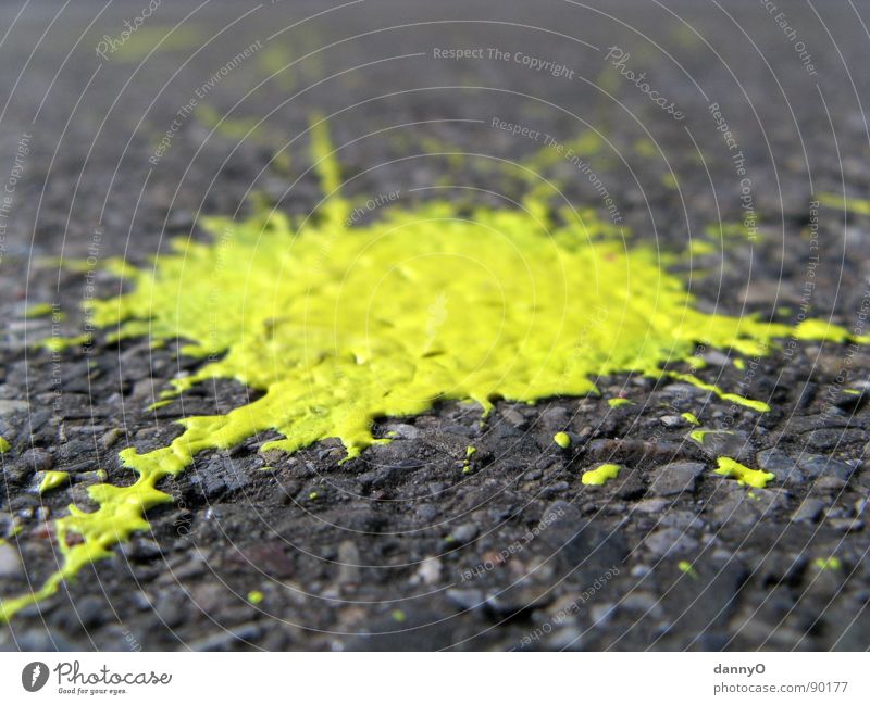 gelber klecks Fleck grau schwarz Makroaufnahme Nahaufnahme Bodenbelag Straße Farbe streichen