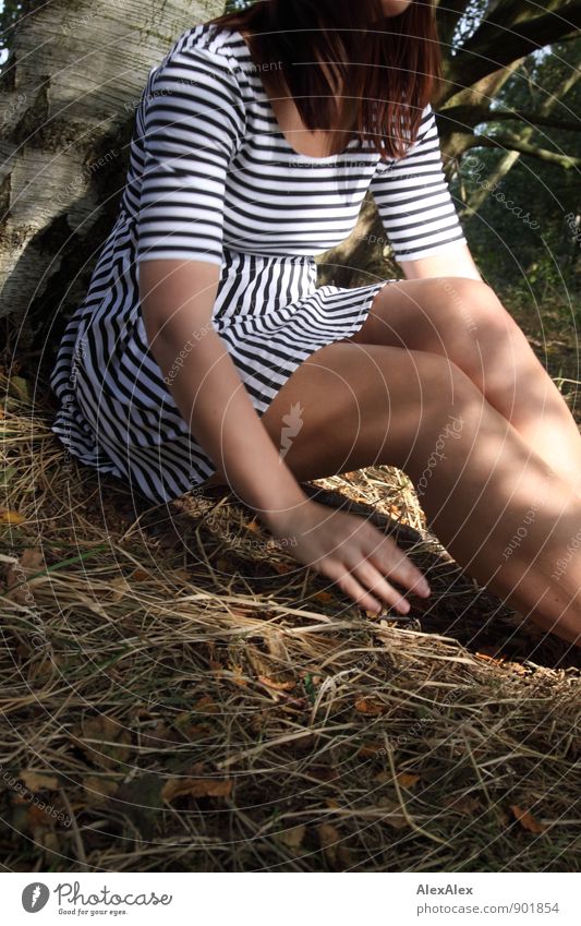 bin schon fast weg - Testbild ohne Fernseher Junge Frau Jugendliche Arme Hand Beine 18-30 Jahre Erwachsene Natur Gras Wald Sommerkleid gestreift rothaarig