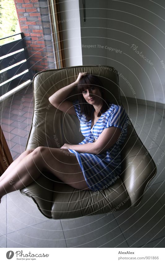 Entscheidungsschlacht Raum Balkon Sessel Junge Frau Jugendliche Körper Beine 18-30 Jahre Erwachsene Tunika Streifen langhaarig beobachten sitzen warten