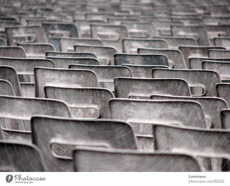 Stuhlwüste Möbel alt Schrott grau wackelig Ordnung einheitlich trist leer Einsamkeit Katholizismus Petersplatz Sitzreihe Reihe abgesessen verfallen Langeweile