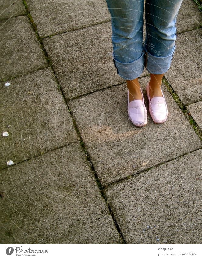Angewurzelt rosa Schuhe Hose stehen Steinplatten Steinweg Bekleidung schühchen Jeanshose Wege & Pfade standfest standfestigkeit Bodenbelag Beine Fuß Einsamkeit