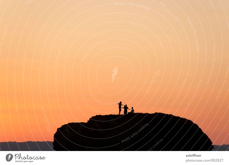 Gruppenfeeling | in Rot Mensch 3 Landschaft Wolkenloser Himmel Sonnenaufgang Sonnenuntergang Schönes Wetter Felsen Berge u. Gebirge orange rot Abend Abendsonne