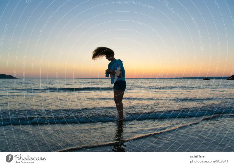 Rückenwind Mensch Mädchen Junge Frau Jugendliche Haare & Frisuren 1 8-13 Jahre Kind Kindheit dunkel schütteln Meer Küste Strand Wellen Sonnenuntergang