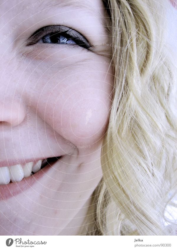 Neues von der Robbe! Freude Glück Haare & Frisuren Gesicht Mensch Frau Erwachsene Auge Nase Mund blond Locken lachen Fröhlichkeit Lachfalte lockig Wange grinsen