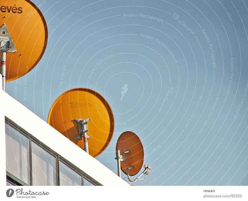 drei mal rund Satellitenantenne Fernsehen Funktechnik Teller Fernsehempfang Antenne Wellen Funkwellen Anschluss Fassade Dach Kommunizieren Himmel orange Kreis