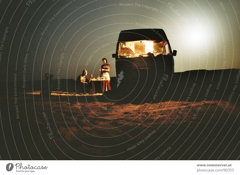 BBQ im Sand Camping Einsamkeit Nacht Langzeitbelichtung Dauerlicht Libyen Wüste Mond