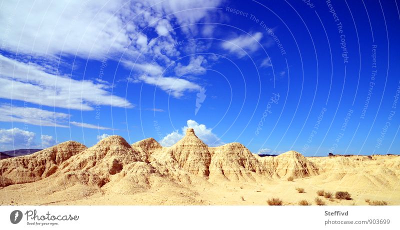Bardenas reales wandern Landschaft Sand Himmel Wolken Horizont Sommer Wärme Dürre Felsen Berge u. Gebirge Schlucht Wüste Durst Fernweh Einsamkeit Abenteuer