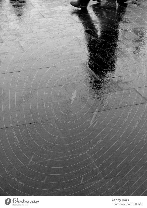 Hallenser Platte Spiegel Reflexion & Spiegelung Granit feucht grau trist Schwarzweißfoto Verkehrswege Schnee Regen Lagerhalle Markt Schatten Plattenbau