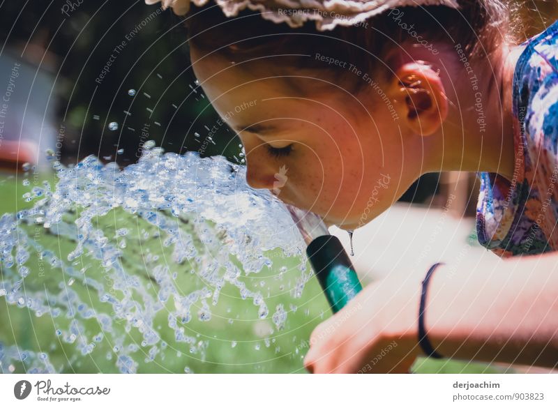 Durst ist schön..., Wasser, genießen, erleben, Ein Mädchen hält einen Wasserschlauch in der Hand und trinkt daraus. Getränk trinken Trinkwasser Freude