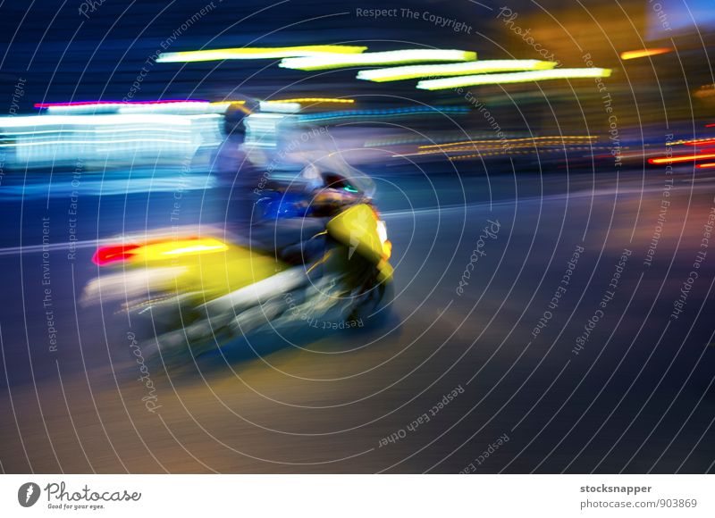 Roller Kleinmotorrad Fahrzeug Unschärfe Bewegung Verkehr Geschwindigkeit Rom Italien Stadt Licht Straße Fahrrad abstrakt Stadtleben Reiten schnell gelb