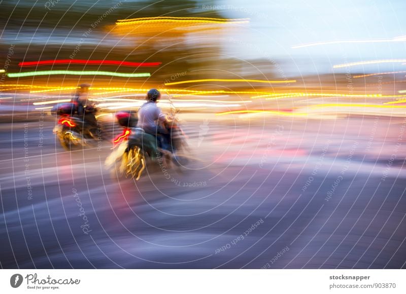 Roller Kleinmotorrad Fahrzeug Unschärfe Bewegung Verkehr Geschwindigkeit Rom Italien Stadt Licht Straße Fahrrad abstrakt Stadtleben Reiten schnell Mensch Reiter