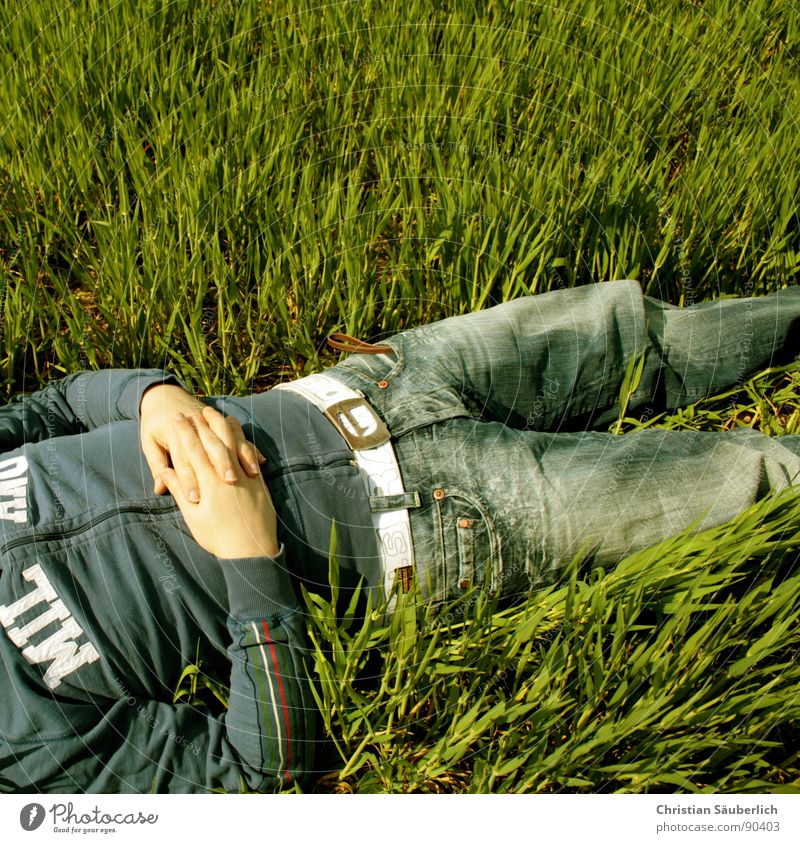 ENJOY SPRING II Frühling Frühlingsgefühle Gras Sonnenbrille Erholung Unbekümmertheit Mailand grün genießen Halbschlaf schlafen friedlich frei blau Zufriedenheit