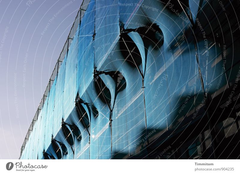Verhüllt. Stadtzentrum Haus Fassade Baugerüst Netz Schatten Erdöl ästhetisch blau schwarz Ordnung Farbfoto Außenaufnahme Menschenleer Tag Licht