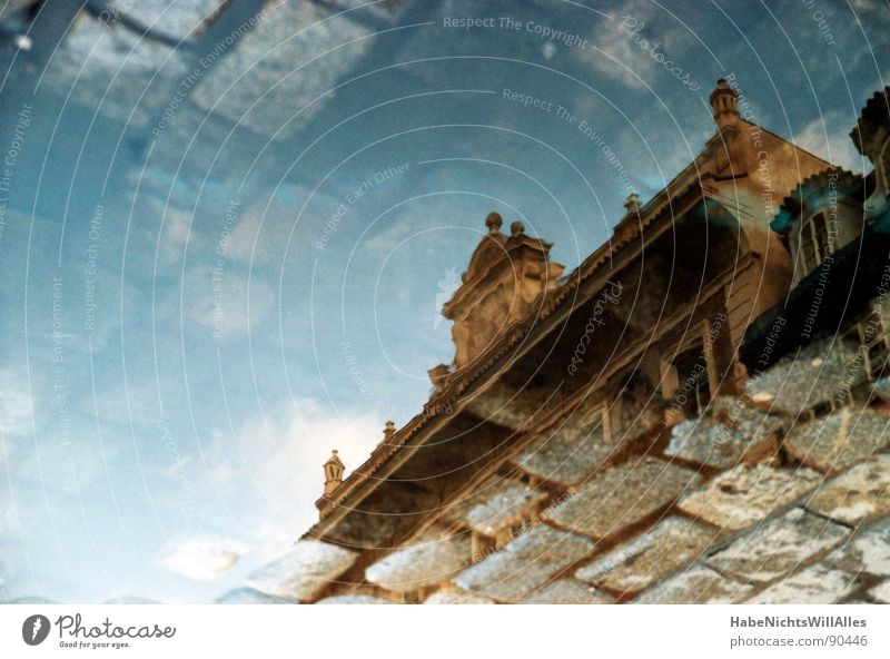 Achtung! Pfütze... Reflexion & Spiegelung Gebäude nass feucht Prag Dachgiebel Fassade historisch Wasser Himmel blau Täuschung Pflastersteine