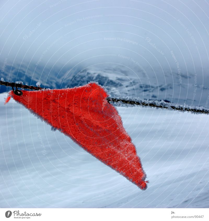 Fähnchen im Wind Wolken Fahne rot Absturzgefahr Skifahren schlechtes Wetter Frankreich Berge u. Gebirge Alpen Hier nicht lang! Les 3 Vallées Grenze