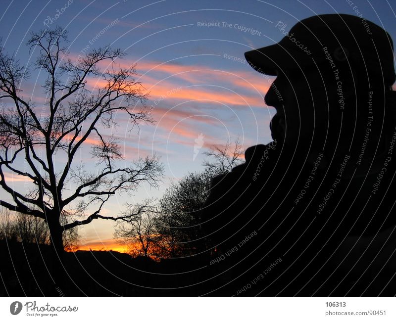 SOMEWHERE IN AFRICA Afrika Sonnenuntergang Sonnenröte Baum Nacht Mann Park Erholung Wolken Röte Baseballmütze Mütze schwarz dresden-afrika Schatten konur
