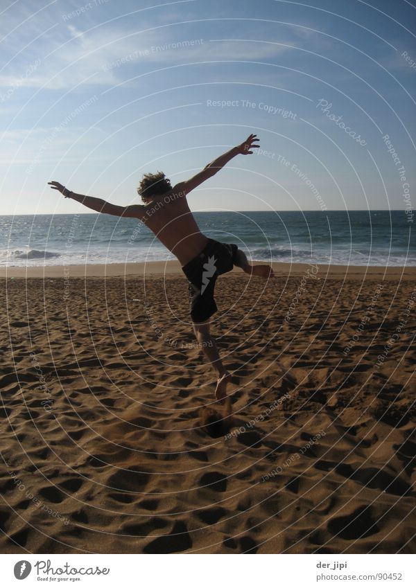Zeit für Nichts Strand Ferien & Urlaub & Reisen Meer Wellen Kerl Mann springen Küste Marokko Gegenlicht Momentaufnahme Physik heiß Außenaufnahme Freude Sommer