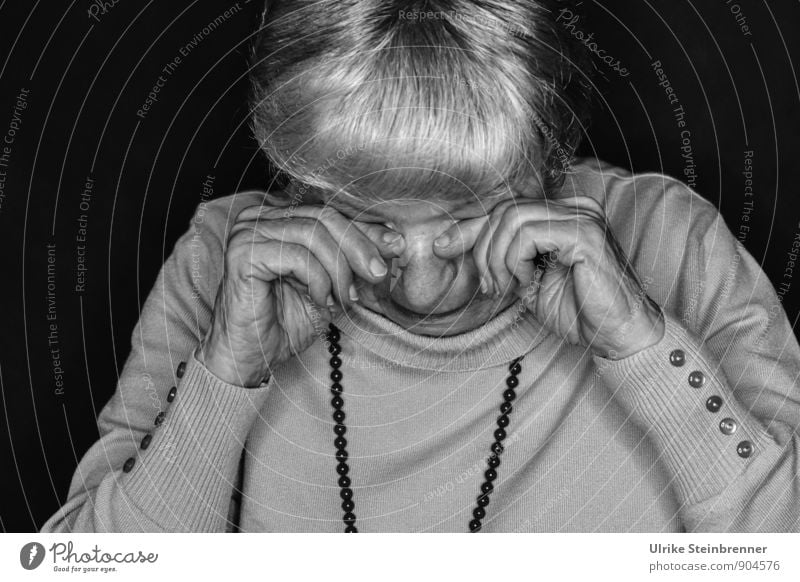 Weinende Seniorin reibt sich die Augen Mensch feminin Frau Erwachsene Weiblicher Senior Mutter Großmutter Leben 1 60 und älter Pullover Schmuck Halskette