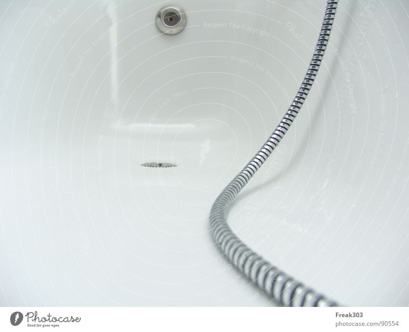 Wasserversorgung Badewanne Abfluss weiß Duschschlauch simpel Schlauch Stöpsel silber Dusche (Installation) Reflexion & Spiegelung tief Raum