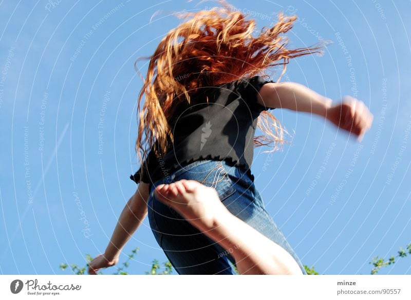 Dana_1 langhaarig rothaarig springen Trampolin Mädchen Sommer hüpfen hoch Jugendliche Haare & Frisuren Locken Freude Bewegung Himmel Kraft Fitness