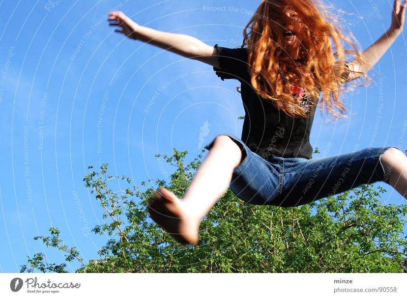 Dana_2 langhaarig rothaarig springen Trampolin Mädchen Sommer hüpfen hoch Baum Jugendliche Haare & Frisuren Locken Freude Bewegung Himmel Kraft Fitness