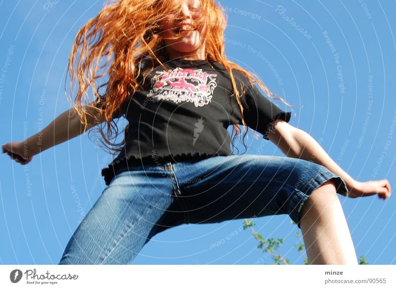 Dana_5 langhaarig rothaarig springen Trampolin Mädchen Sommer hüpfen hoch Jugendliche Haare & Frisuren Locken Freude Bewegung Himmel Kraft Fitness Niveau