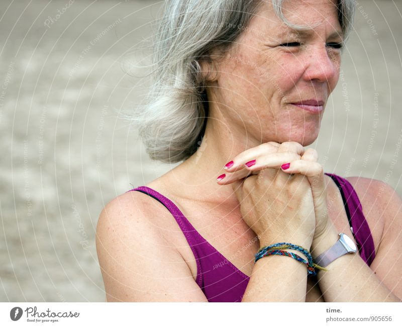 Frau mit gefalteten Händen am Strand feminin Erwachsene 1 Mensch T-Shirt Accessoire Armbanduhr Nagellack grauhaarig beobachten träumen warten authentisch