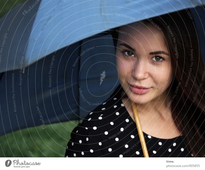 Yuliya feminin 1 Mensch 18-30 Jahre Jugendliche Erwachsene Kleid Regenschirm brünett langhaarig beobachten Lächeln Blick Freundlichkeit schön Zufriedenheit