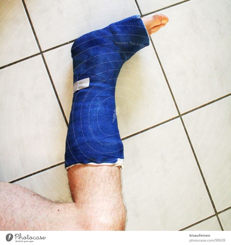 Broken Bone Verlierer maskulin Beine Fuß kaputt Krankheit blau ruhig gebrochen Zehen Unfall Gips Verband Fliesen u. Kacheln Beinbehaarung Hilfsbedürftig Fraktur