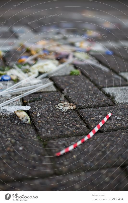 /. Ernährung Trinkhalm Stadt Straße Wege & Pfade Müll Müllabfuhr Kunststoff Linie fallen dreckig trashig trist unten Völlerei Genusssucht Hemmungslosigkeit