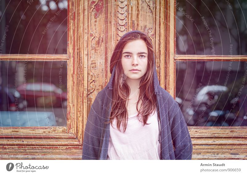 Porträt einer jungen Frau vor einem alten Holztor Lifestyle schön Mensch feminin Erwachsene Jugendliche 1 13-18 Jahre Kind Fenster Tür Straße PKW Strickjacke