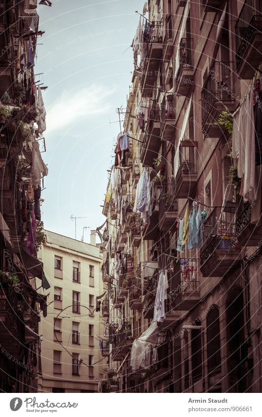 Gasse - Barcelona Sommerurlaub Stadt Stadtzentrum Altstadt Menschenleer Wohnhaus alt entdecken hängen Armut authentisch dreckig dunkel historisch trashig trist