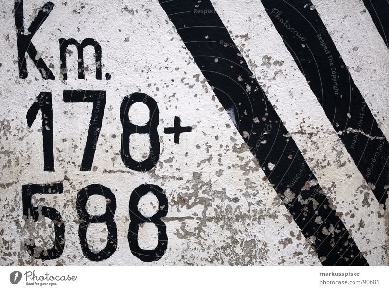 zwischen 178 und 588 km... ca. Kilometer schwarz weiß Streifen Dekoration & Verzierung Schriftzeichen Typographie Orientierung Verkehr entferung Farbe +