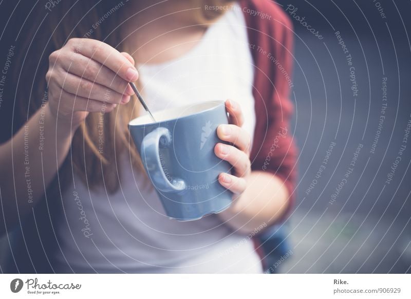 Kaffeepause. Frühstück Kaffeetrinken Getränk Heißgetränk Tee Tasse Löffel Lifestyle Gesundheit Gesunde Ernährung Freizeit & Hobby Mensch feminin Junge Frau
