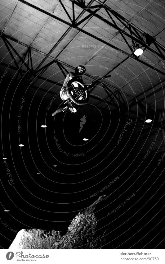 tabletop-tobaggan schwarz weiß Licht Lagerhalle Abflughalle Trick Beton diagonal vertikal horizontal Griff Pedal Kurbel Sport Spielen tobbagan black white Sand