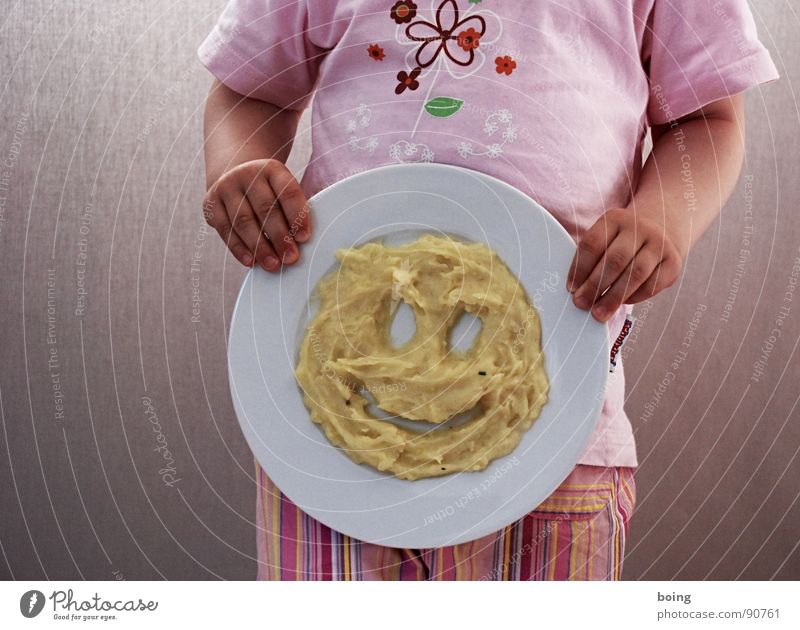 Schmeckt nicht, gibt's doch :( Teller Brei lachen Ernährung Gesicht Kartoffelpüree Kind Kinderteller Smiley Kopf Freude Vegetarische Ernährung Kleinkind