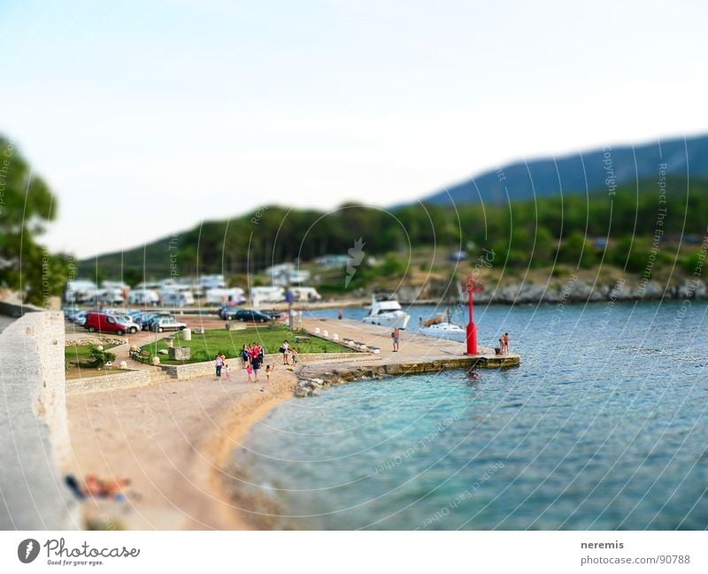 mini osor mehrfarbig Meer türkis Kroatien Fischer Crès Mauer grau nass klein Miniatur Camping Strand braun Wasserfahrzeug Sportboot Wald grün Felsen Hügel
