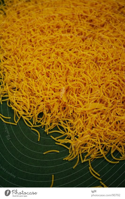 das gelbe meer Nudeln Teigwaren gleich Grenze Ernährung Lebensmittel ausrichten Richtung schwarz Hintergrundbild Muster parallel Mittagessen