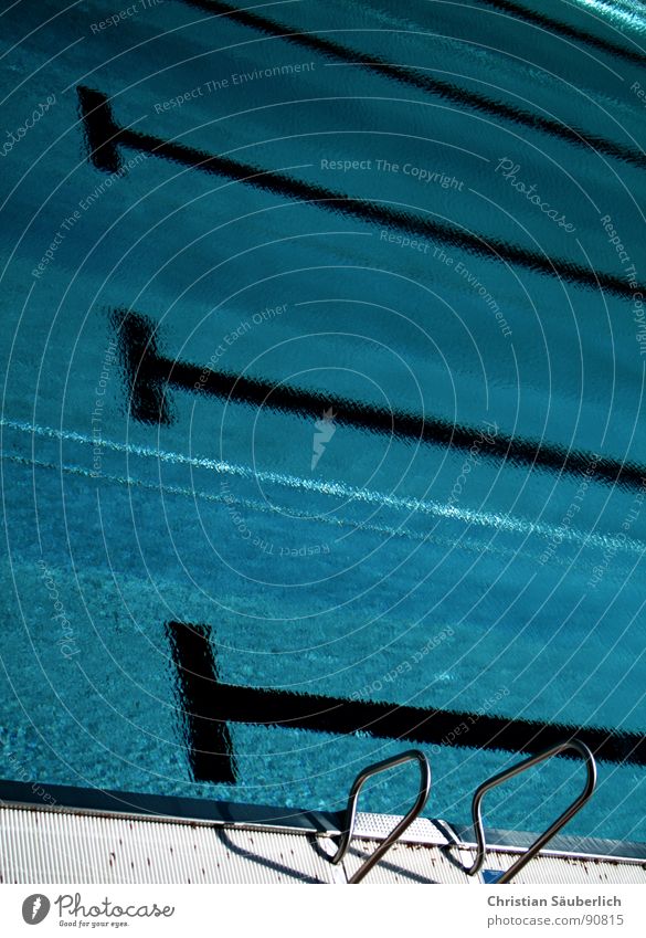 Badesasion 2007.2 Schwimmbad fließen kalt grün Sommer Chlor Sport Spielen Wasser Eisenbahn Makierungen Treppe Geländer Fliesen u. Kacheln Klarheit blau Urin