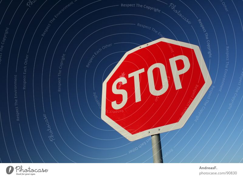 STOP stoppen Stoppschild Halt Verkehr gefährlich rot fahren Symbole & Metaphern Verkehrszeichen Straßennamenschild bedrohlich Mischung Himmel
