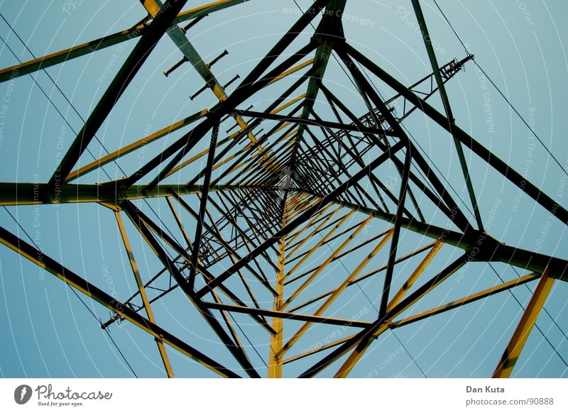 ›>X<‹ Elektrizität edel dünn zierlich offen Draht Strommast aufregend Tour d'Eiffel Bauwerk Froschperspektive unten zentral Mitte Geometrie Industrie Leitung