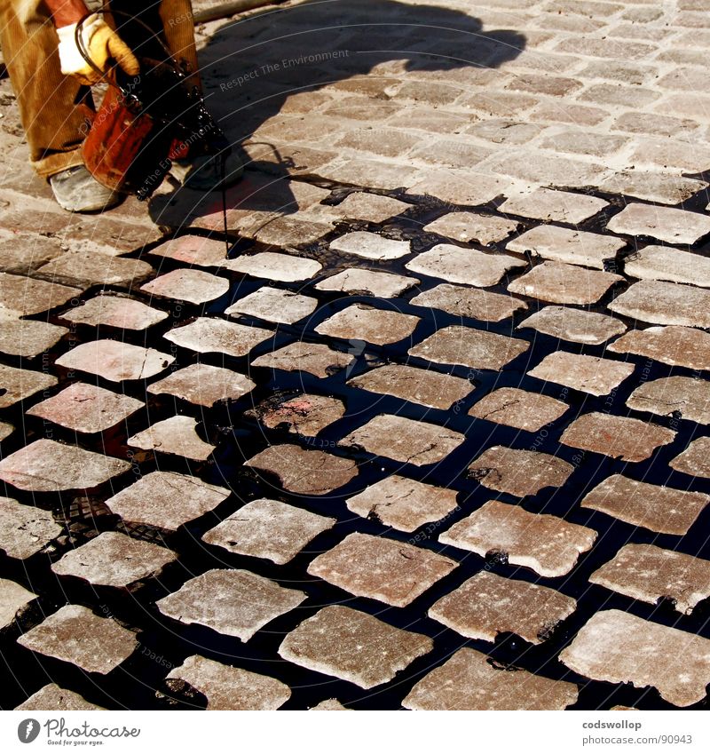 zu zweit Teer Kopfsteinpflaster Eimer Straßenbau Geschicklichkeit Handwerk road street repair flickarbeit tar cobblestones pour Regen füllen fill flußig fluid