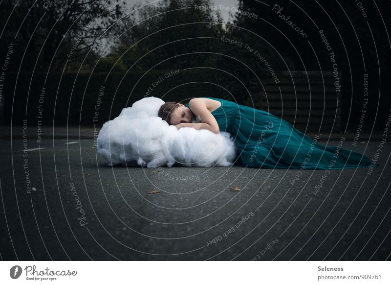 Wattenwölkchen Mensch feminin Frau Erwachsene 1 Wolken Kleid liegen schlafen träumen Wattewölkchen Farbfoto Außenaufnahme Tag Licht Schatten Kontrast