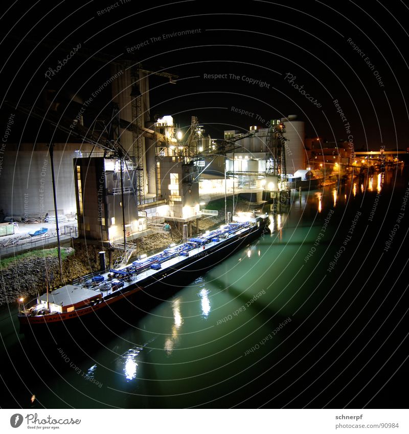 Industrial Night Wasserfahrzeug ruhig Feierabend Nacht Licht grün Stahl verladen Dock dunkel Illumination Stimmung Ferne Ware Kran Reflexion & Spiegelung