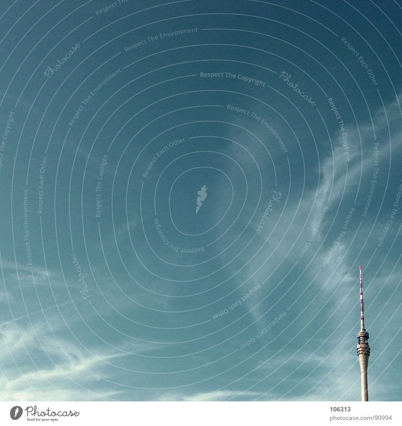 MINIMAL_CORNER: SICHTBARE VERSTRAHLUNG Radio Dresden Funkwellen Wolken Schleier Antenne gestreift rot-weiß über den Wolken hoch Wellen Funktechnik Fernsehen